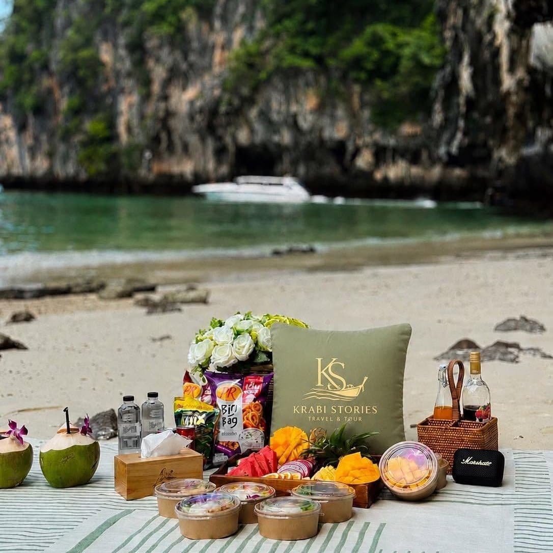 ดาดฟ้าปิกนิกของเรือหางยาว มีเบาะและโต๊ะ