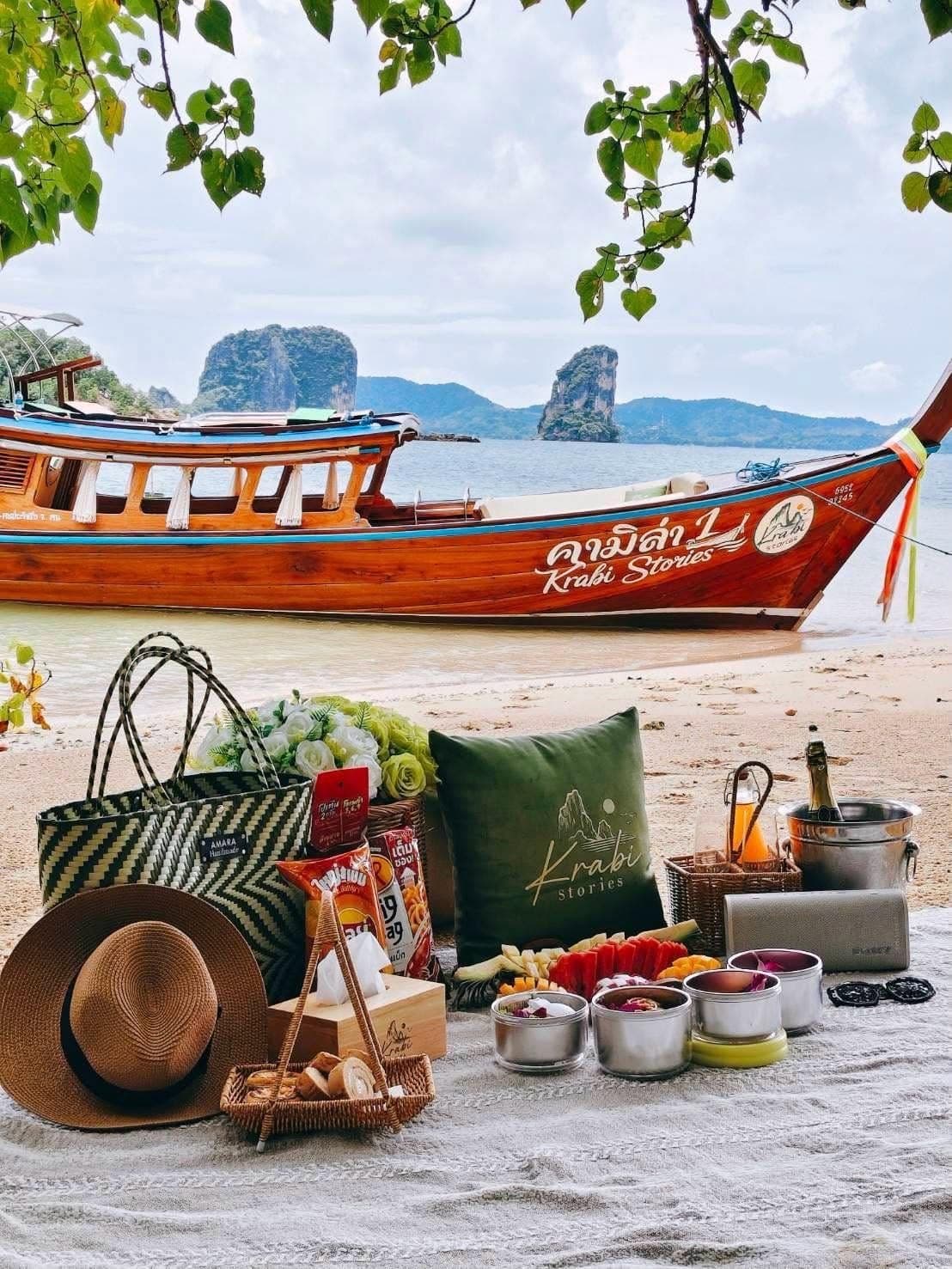 เรือหางยาว Krabi Stories จอดริมหาด พร้อมชุดปิกนิกใต้ร่มไม้