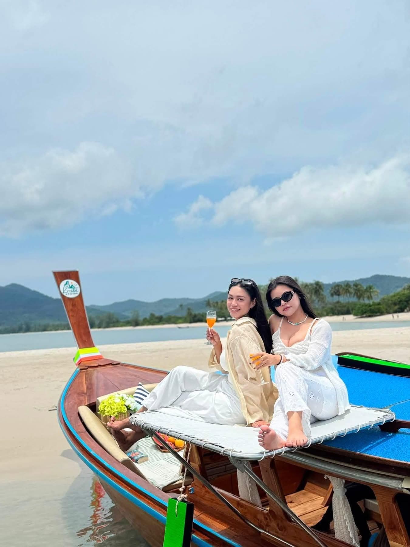 ลูกค้านั่งพักผ่อนบนหัวเรือที่ชายหาดเงียบ ๆ