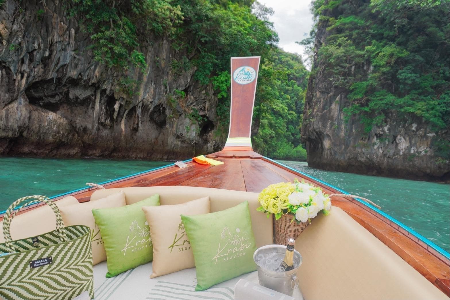 หัวเรือหางยาวระหว่างหน้าผาหินปูน พร้อมเบาะนั่งและแชมเปญแช่เย็น
