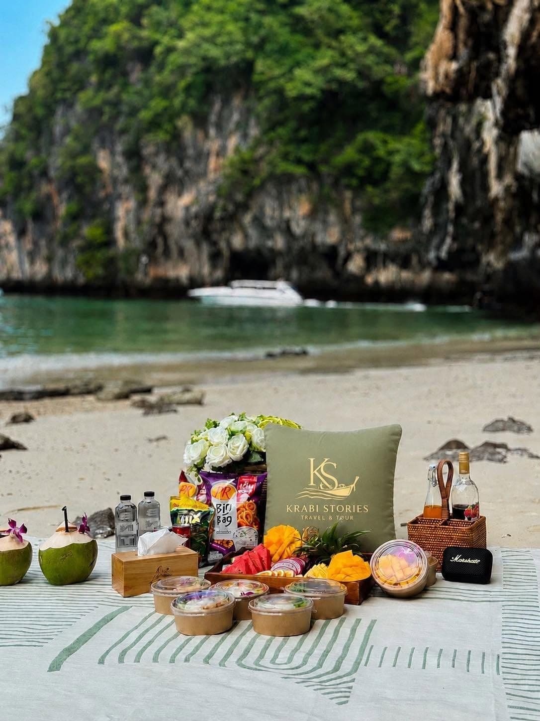 ชุดปิกนิกริมหาด ผลไม้สด เครื่องดื่ม ลำโพง และหมอน Krabi Stories