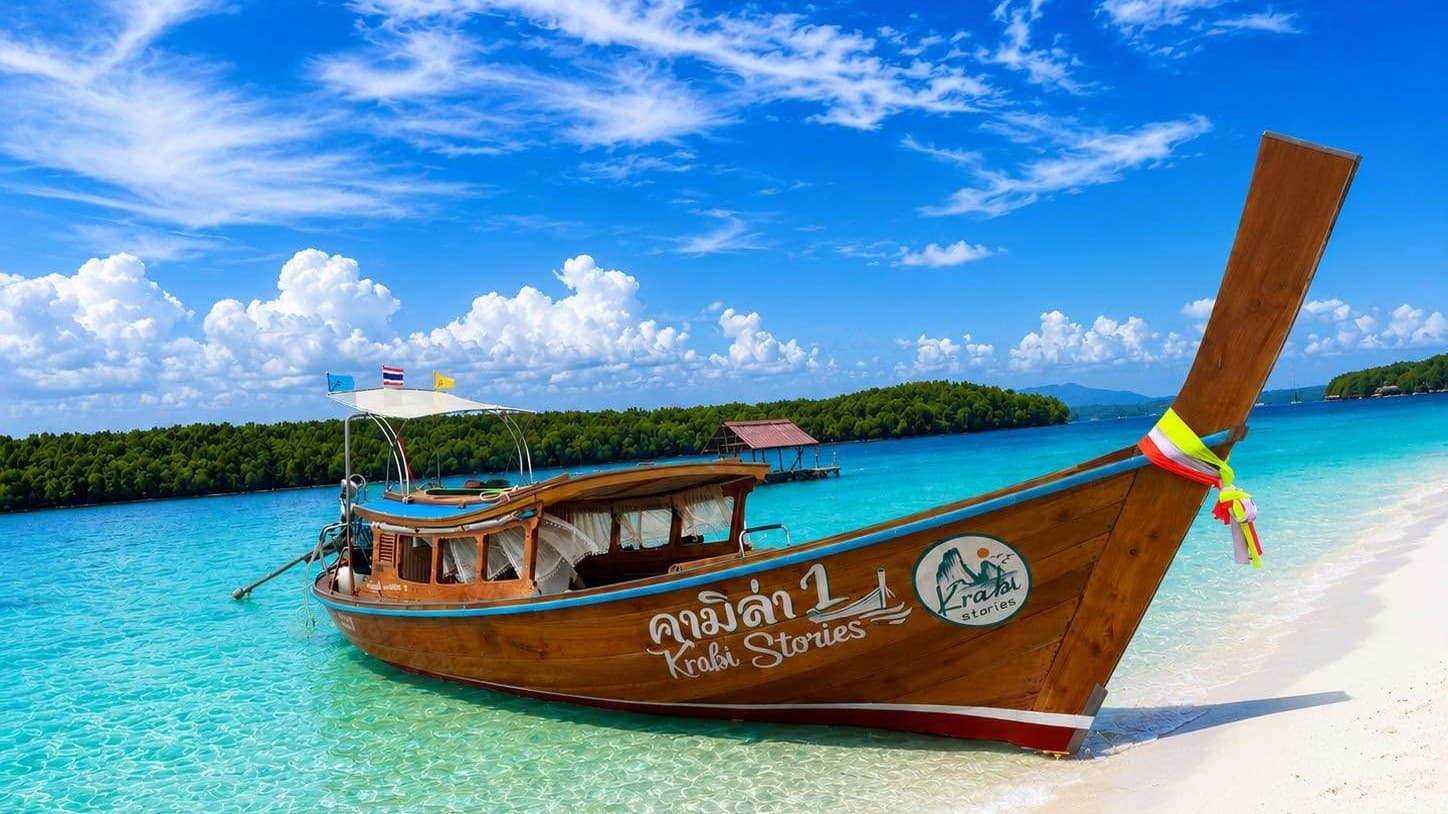 เรือหางยาวของ Krabi Stories จอดที่หาดทรายขาว น้ำทะเลสีเทอร์ควอยซ์